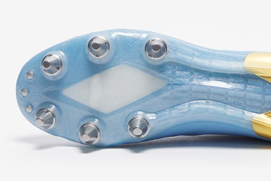 Studded rugby boots for wet ground